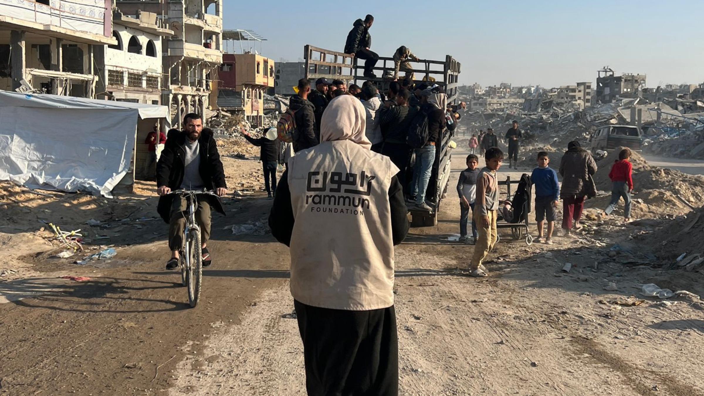 Rammun Foundation aid worker distributing relief on the ground